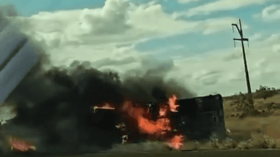 VÍDEO: em Manaus, casa corre o risco de desabar durante a chuva