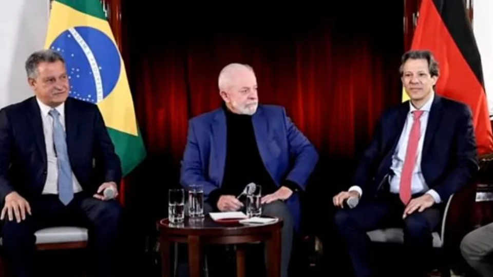 Ao lado de ministros, Lula faz live sobre acordos e negociações no exterior