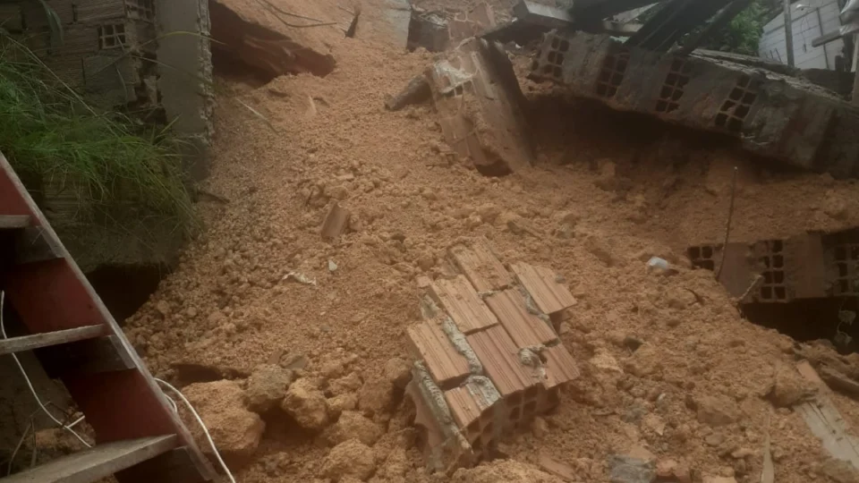 VÍDEO: muro e parte de barranco desabam e atingem duas casas em Manaus