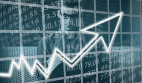 Ibovespa renova máxima histórica de encerramento, aos 131 mil pontos; dólar cai a R$ 4,9048