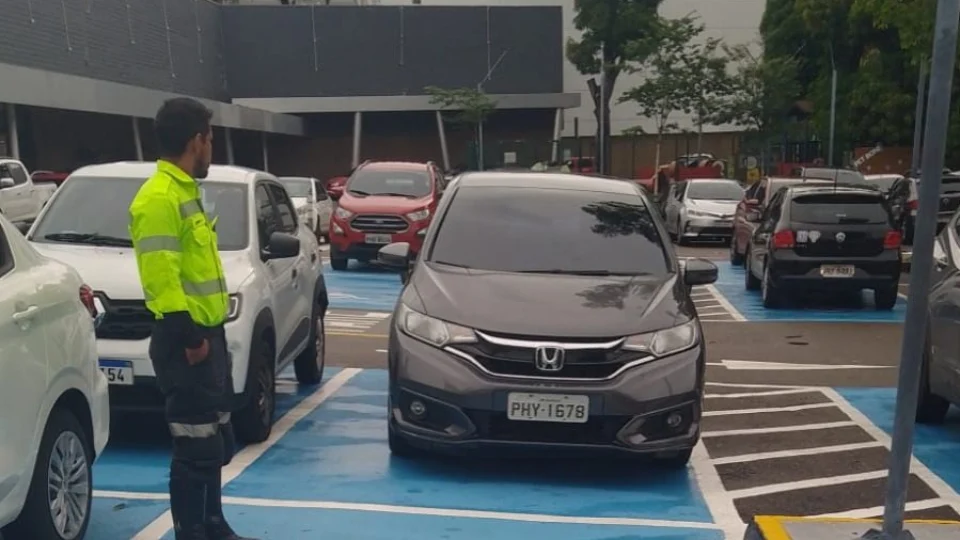 Estacionamento de shopping é fiscalizado pelo IMMU em Manaus