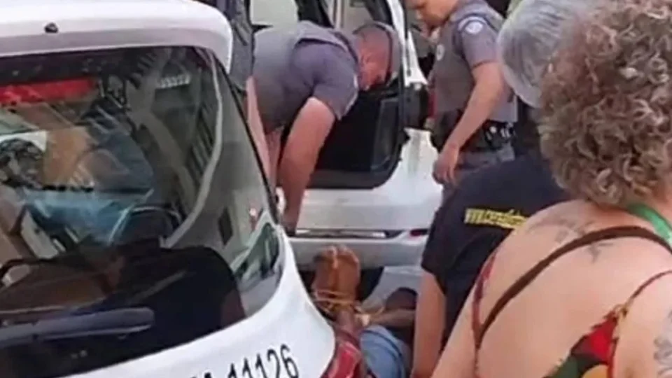 Homem tem mãos e pés amarrados por policiais no centro de SP