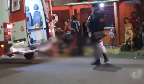 VÍDEO: homem esfaqueia mulher e é agredido por vizinhos na Zona Oeste de Manaus