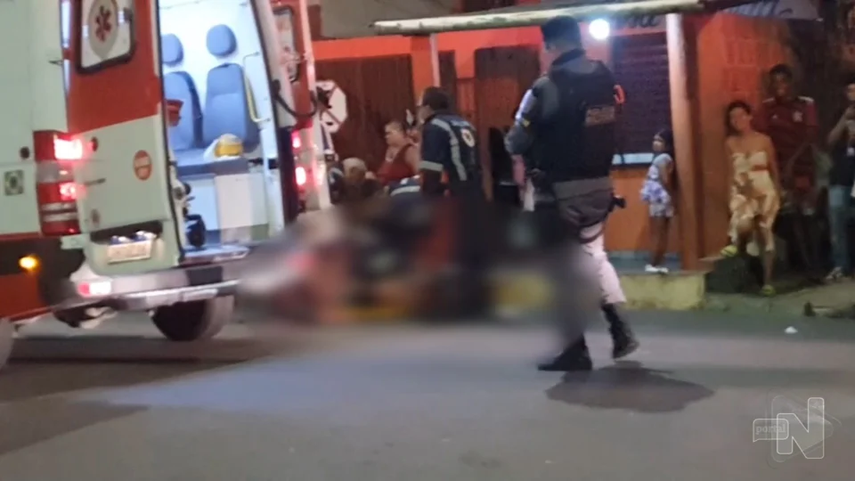 VÍDEO: homem esfaqueia mulher e é agredido por vizinhos na Zona Oeste de Manaus