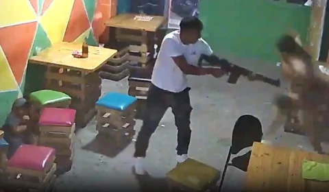 VÍDEO: homem armado com fuzil entra em bar e mata 4 pessoas no Equador