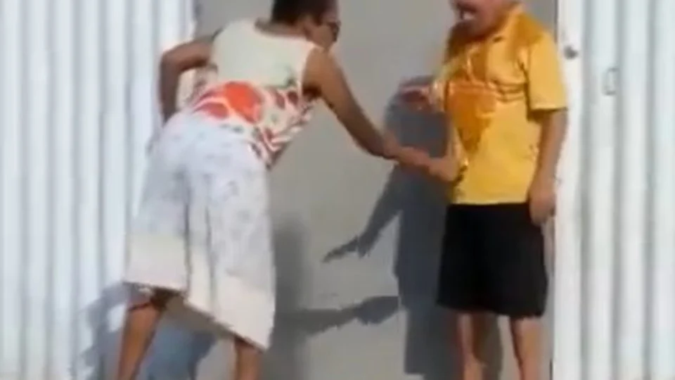 VÍDEO: idosa cobra dívida e ateia fogo em idoso; “Vai me pagar ou não vai?”
