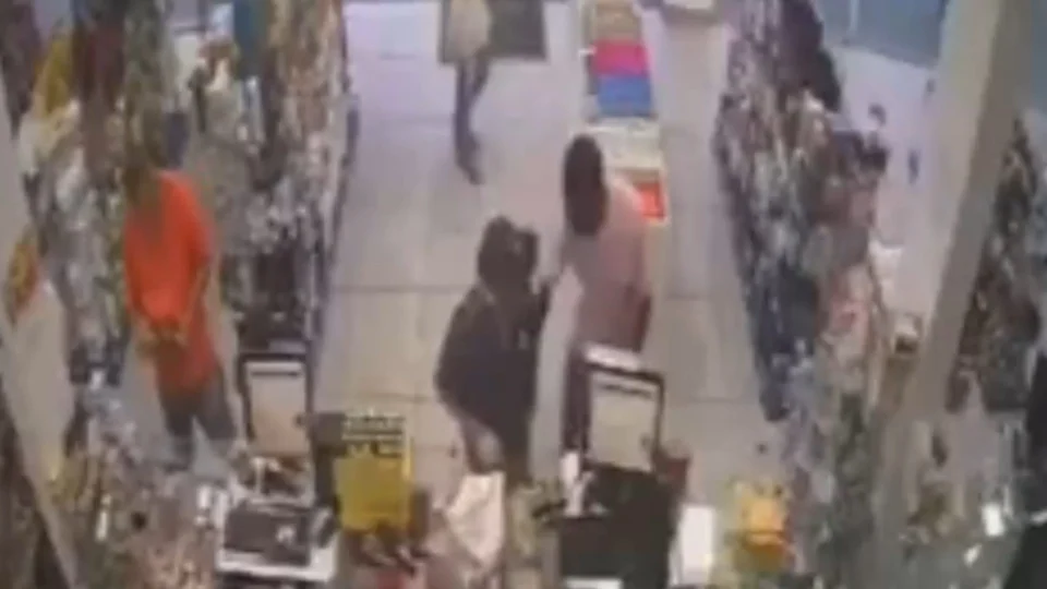 VÍDEO: idoso, de 81 anos, imobiliza e bate em ladrão em farmácia de Goiânia