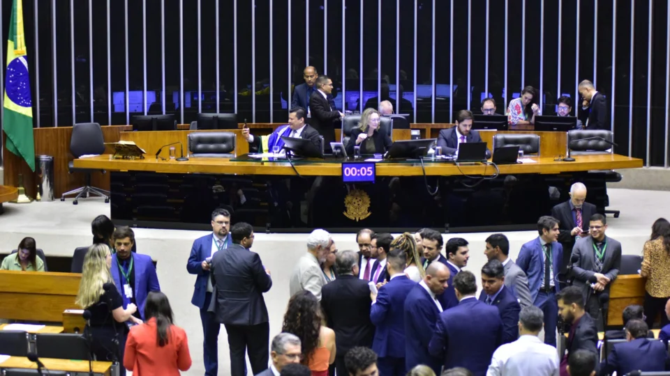 Câmara aprova projeto que beneficia estudantes de baixa renda