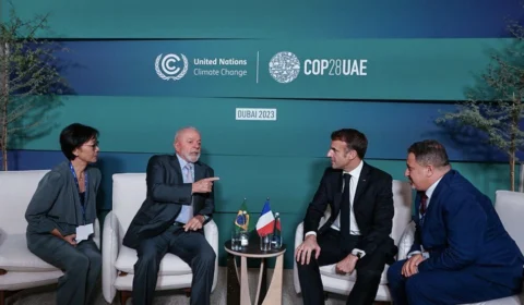 Macron anuncia repasse de 500 milhões de euros para preservação da Amazônia