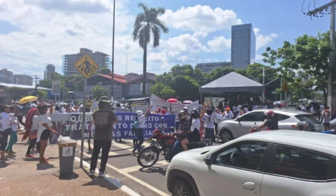 Familiares de detentos protestam por melhorias no sistema prisional do AM
