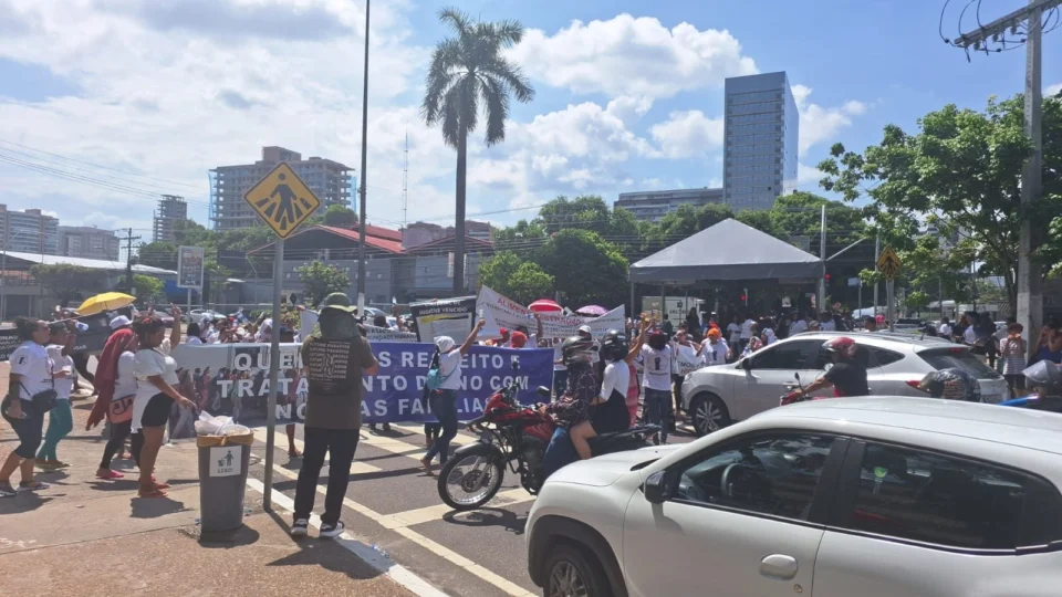 Familiares de detentos protestam por melhorias no sistema prisional do AM