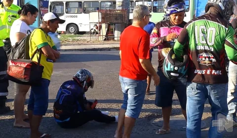 VÍDEO: motociclista é arremessado durante acidente em rotatória de Manaus