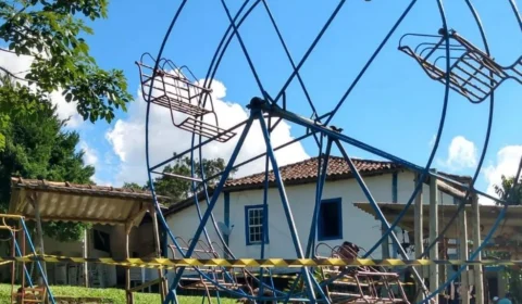 Mulher morre após cair de roda gigante de 4 metros, em Barbacena-MG