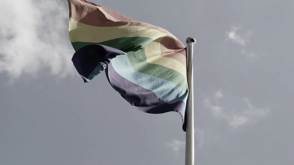 Movimento LGBTQIA+ internacional tem atividade proibida na Rússia