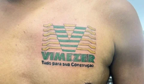 Na pele: Funcionário promovido faz tatuagem com nome da empresa em Boa Vista, Roraima