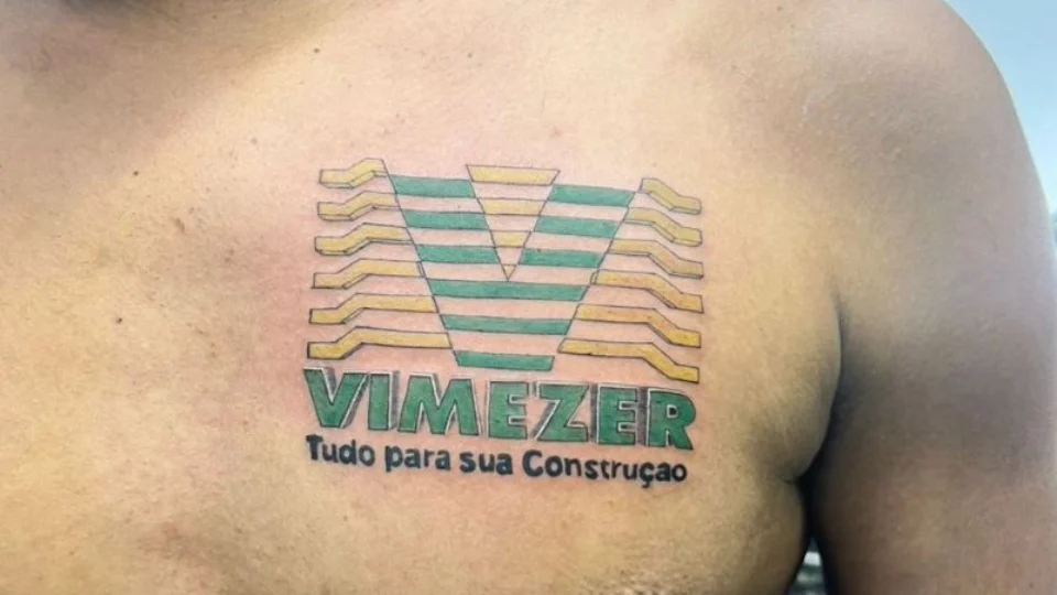Na pele: Funcionário promovido faz tatuagem com nome da empresa em Boa Vista, Roraima