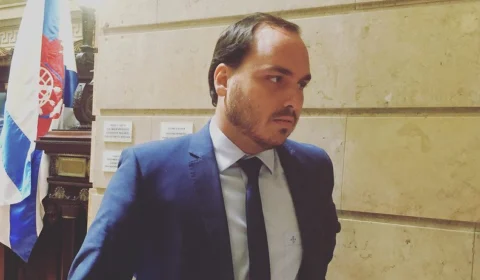 Carlos Bolsonaro deve depor à PF nesta terça-feira (30)