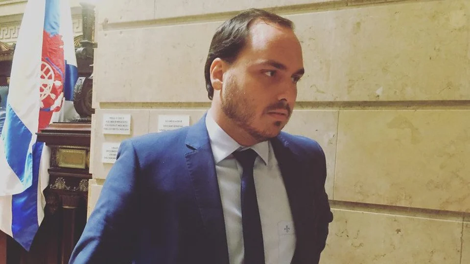 Carlos Bolsonaro deve depor à PF nesta terça-feira (30)