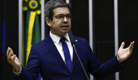 Projeto criminaliza venda de cigarro eletrônico para menores