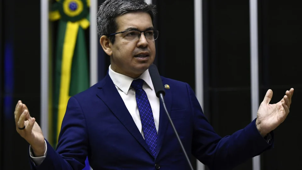 Projeto criminaliza venda de cigarro eletrônico para menores