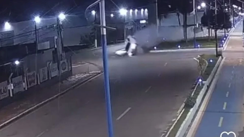 VÍDEO: motorista atropela ciclista e foge do local no AC