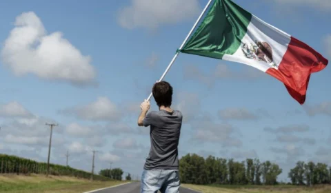 Milhares de imigrantes se juntam à marcha para entrar nos EUA