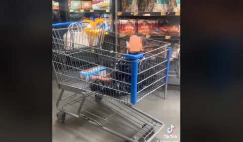 Mãe causa polêmica ao levar filho às compras só de fralda em dia frio nos EUA