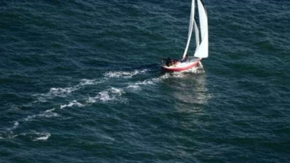 Família brasileira é resgatada após ficar 9 horas à deriva no mar do Caribe