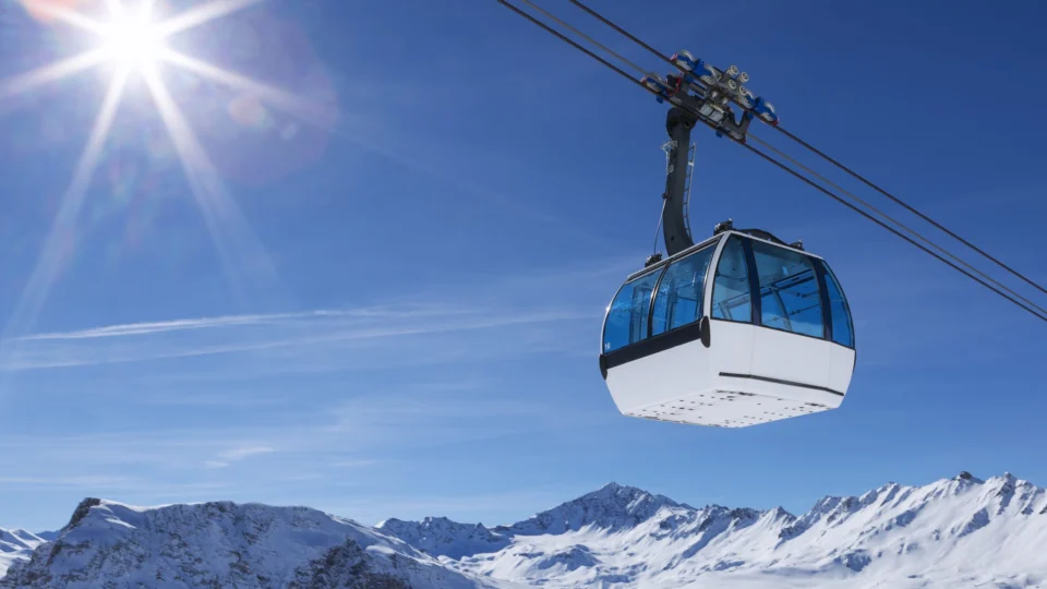 Mulher fica presa em teleférico nos EUA por 15 horas a -5ºC