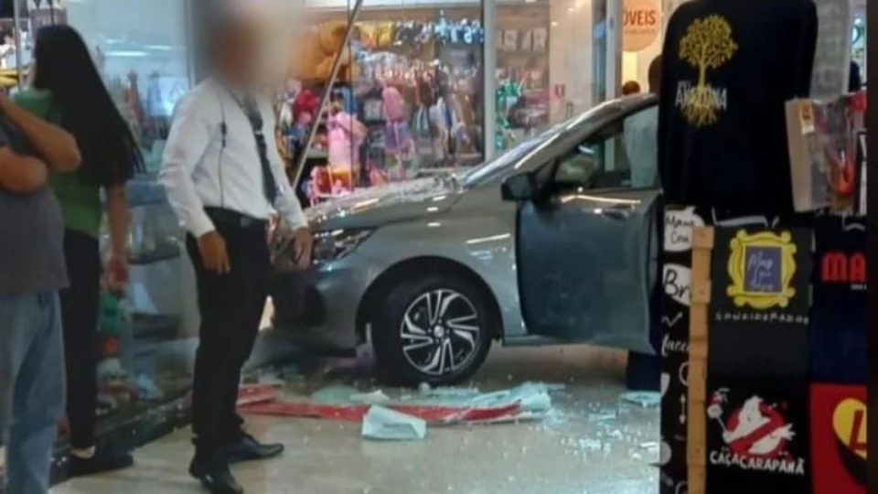 Mulher acelera carro que estava exposto em shopping e invade loja em Manaus