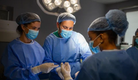 Médicos removem tumor de 45 Kg do abdômen de mulher na Itália