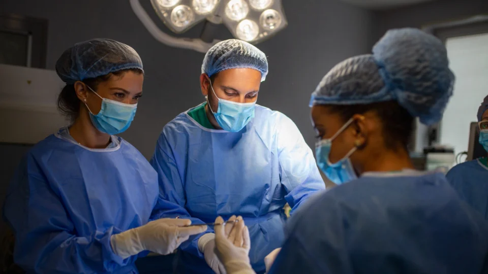 Médicos removem tumor de 45 Kg do abdômen de mulher na Itália