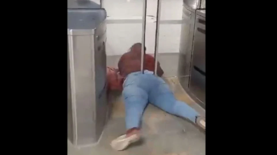 Mulher fica presa na catraca ao burlar sistema sem pagar passagem na Colômbia