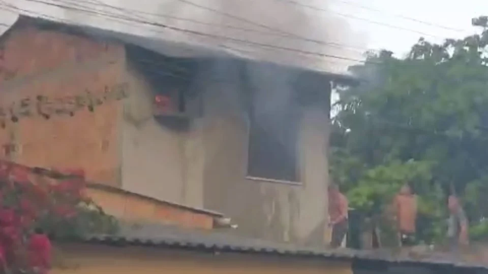 VÍDEO: vizinhos revezam baldes de água para conter incêndio de casa, em Manaus