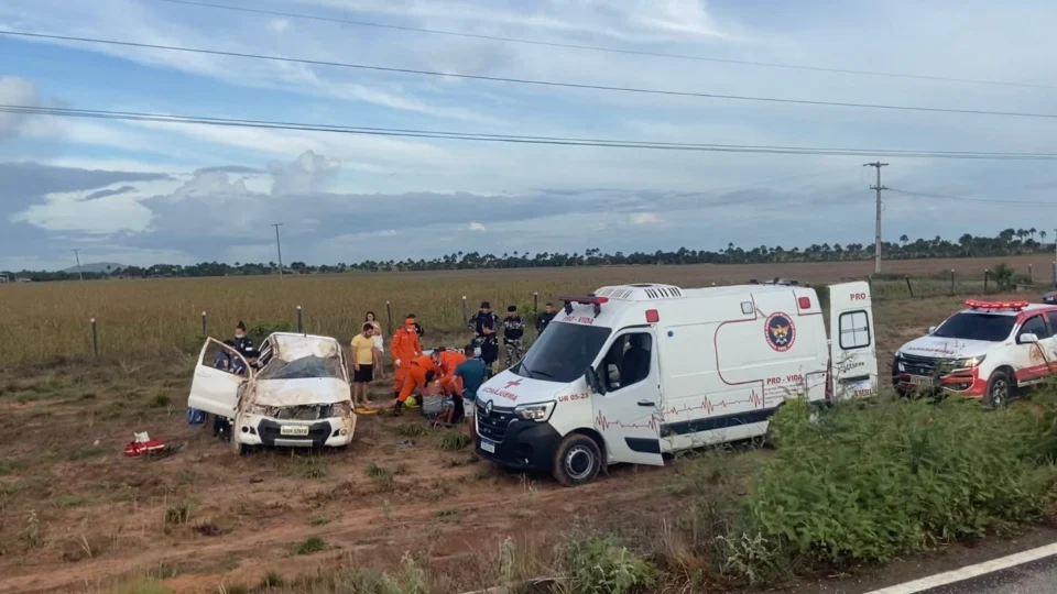 Em RR: caminhonete capota após ser ultrapassada por carro em alta velocidade