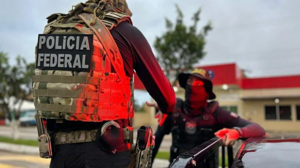 Adolescente é alvo da PF por apologia ao nazismo e pornografia infantil no AM