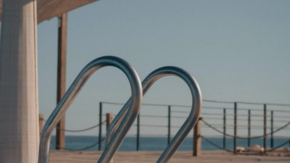 Adolescente morre afogado após ficar preso em escada dentro da piscina em SP