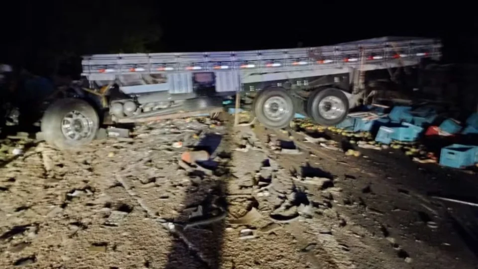 VÍDEO: colisão entre caminhão e ônibus deixa 25 mortos na Bahia