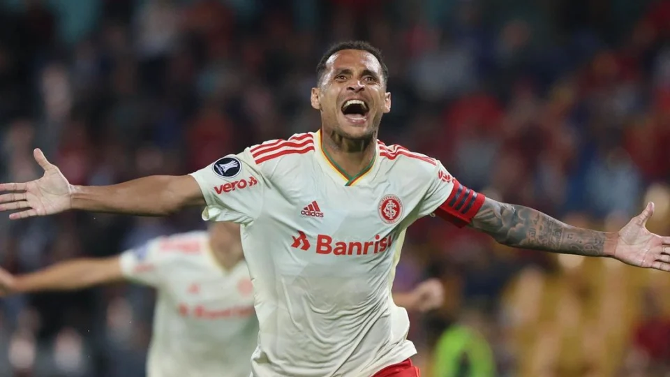 Alan Patrick renova contrato e permanece como peça-chave no Internacional para 2026