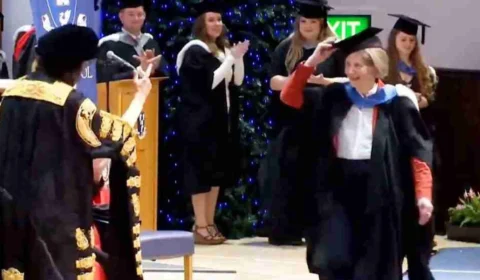 Mulher termina curso quase 60 anos após deixar universidade