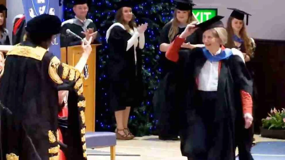 Mulher termina curso quase 60 anos após deixar universidade