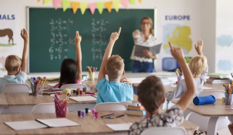 Professora é demitida por colar adesivos calmantes em alunos de creche