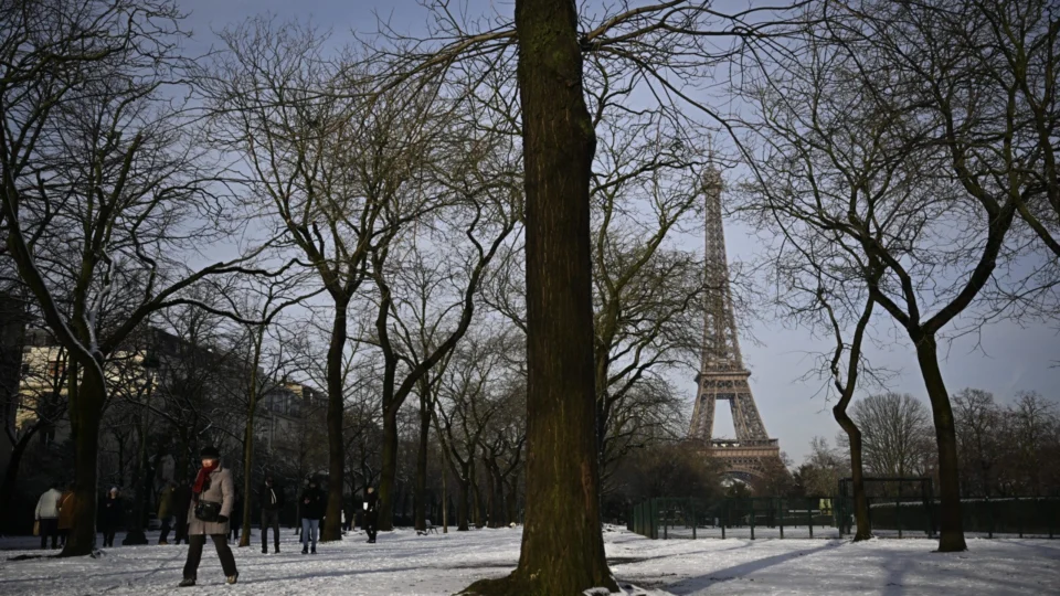 ‘Cidade Luz’ Paris amanhece coberta de neve depois de cinco anos