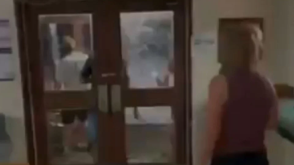 VÍDEO: onda gigante invade restaurante de base militar nos EUA