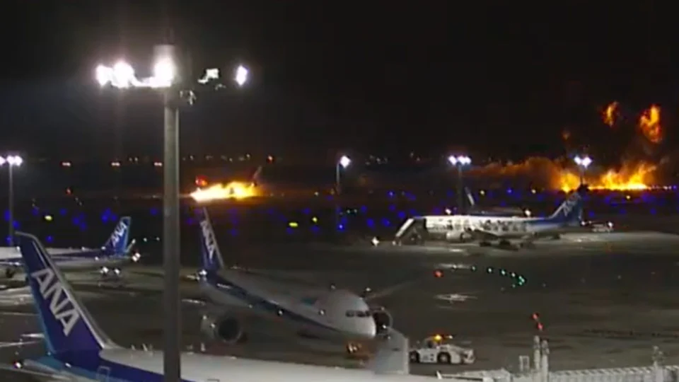VÍDEO: avião pega fogo ao pousar no aeroporto de Tóquio, no Japão