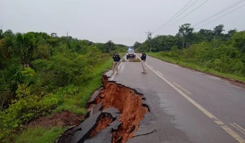 Cratera abre e interdita trecho da BR-174 no Amazonas