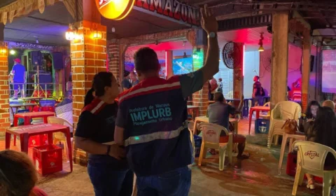 Bares são autuados por obstrução de passeio público em Manaus