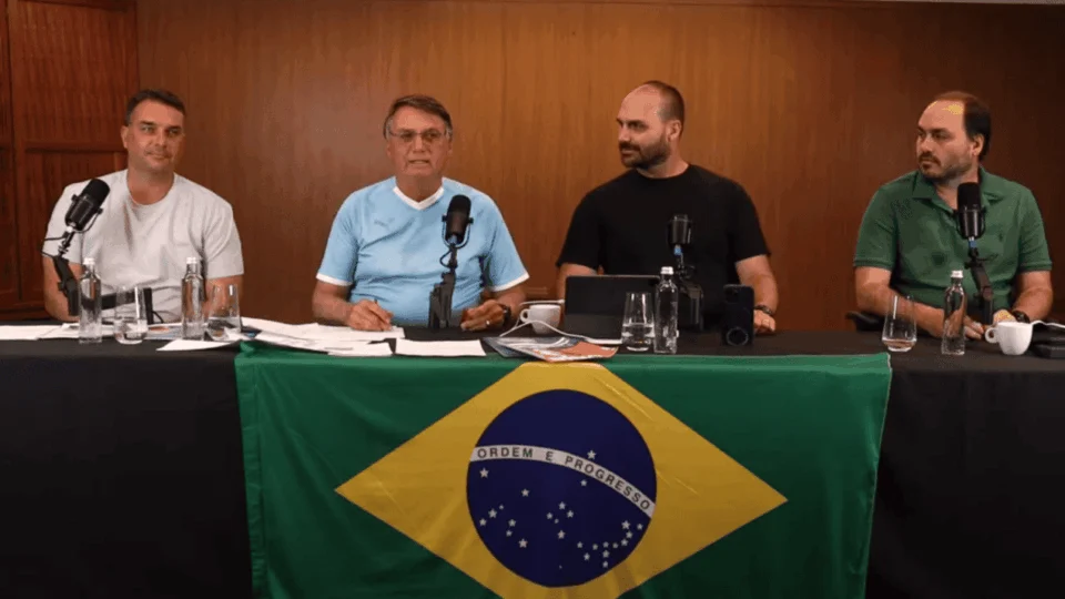 ‘Live brocha’, diz Bolsonaro sobre o programa conversa com o presidente de Lula  