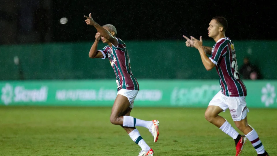 Fluminense bate Nova Iguaçu e assume a liderança do Carioca