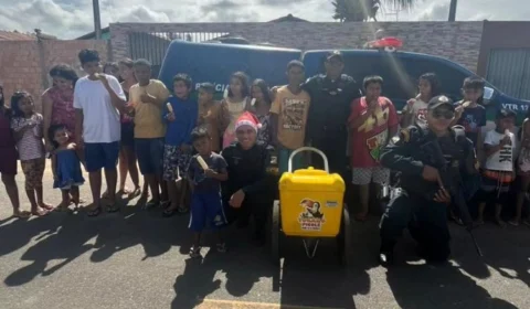 Policiais militares entregam 400 picolés para crianças em Boa Vista, RR